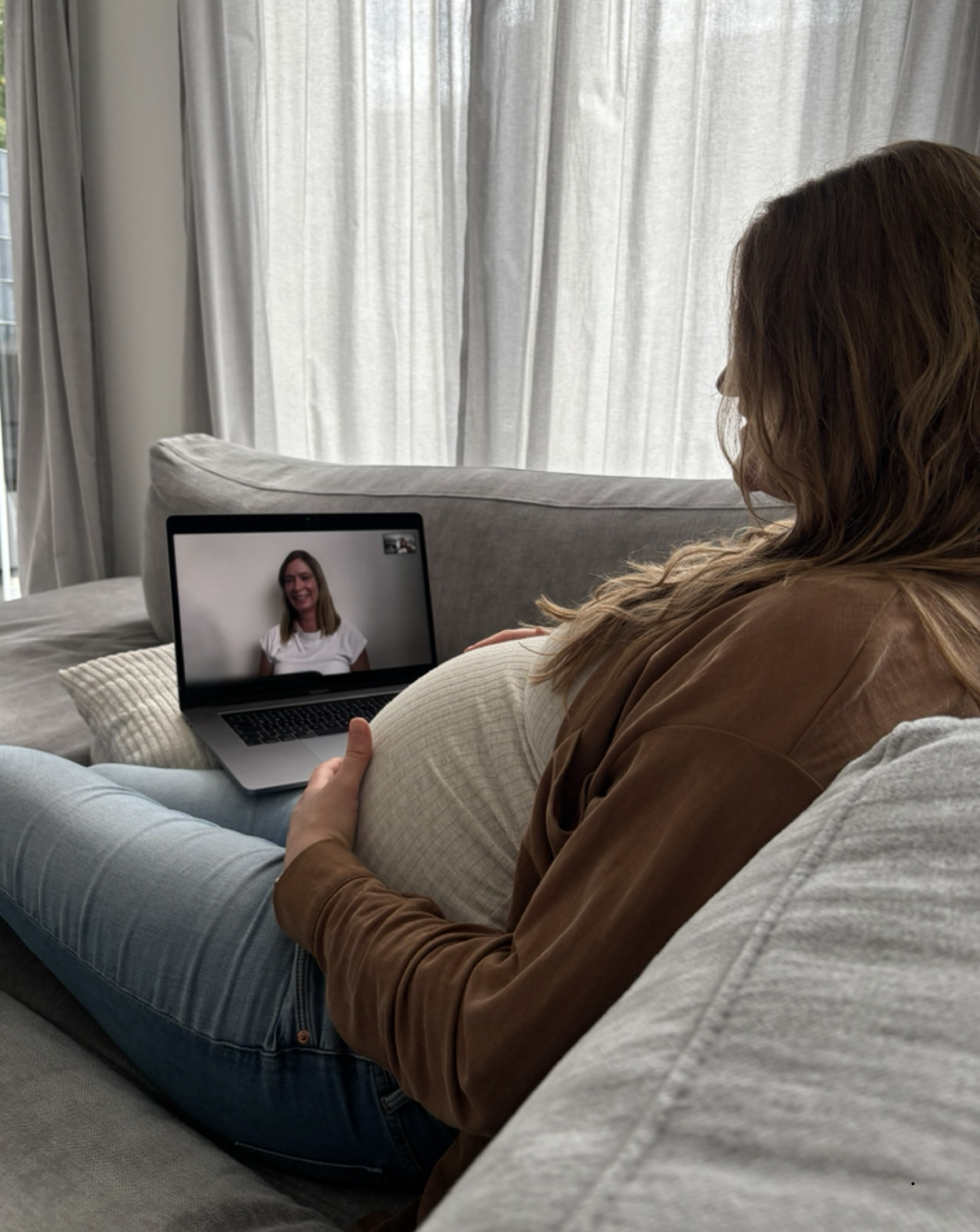 Mutter mit Baby – ruhiger, persönlicher Moment